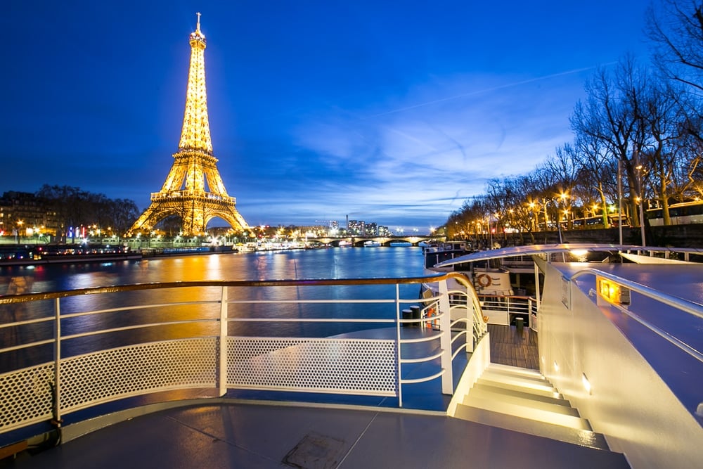 bateau devant la Tour Eiffel