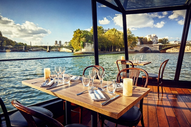 table-déjeuner-bateau-vitrée