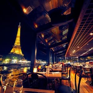 Vue du Grand Pavois vide de nuit sur la Tour Eiffel