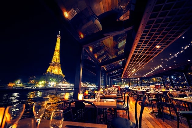 Vue du Grand Pavois vide de nuit sur la Tour Eiffel