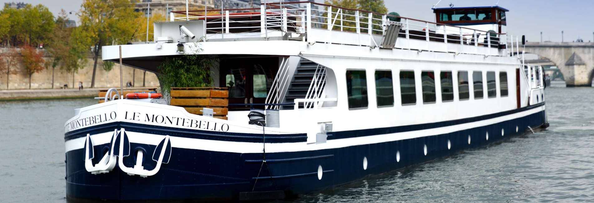 Péniche Montebello en navigation sur la Seine
