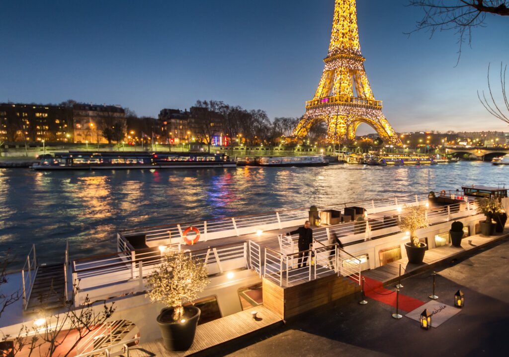 Terrasse bateau face à la Tour Eiffel