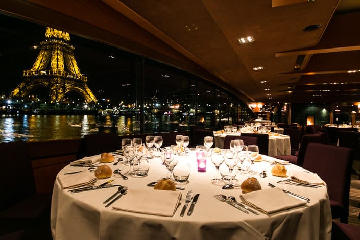 Table dressée dîner sur le Paris