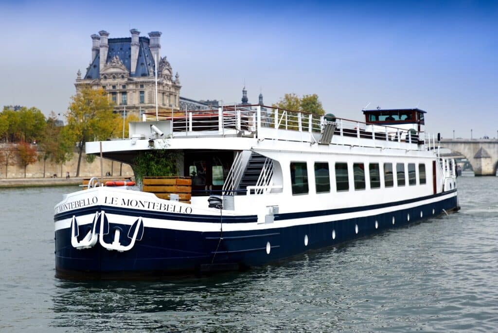 bateau Montebello sur la seine à paris