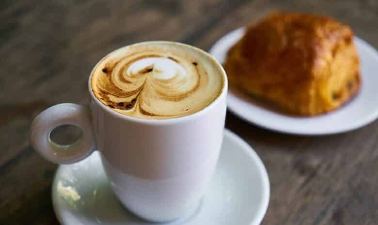 Petit déjeuner sur une péniche privative à Paris