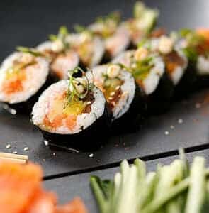 Animation sushi par un traiteur sur une péniche