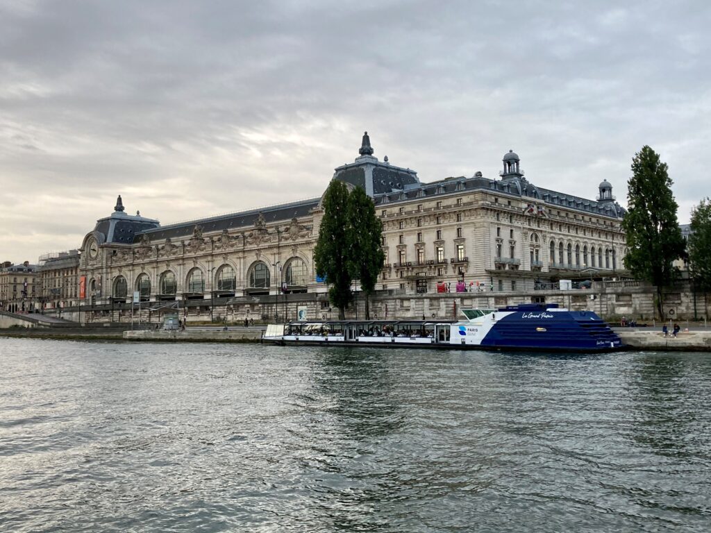 bateau "Grand Pavois" amarré au pied du Musée d'Orsay