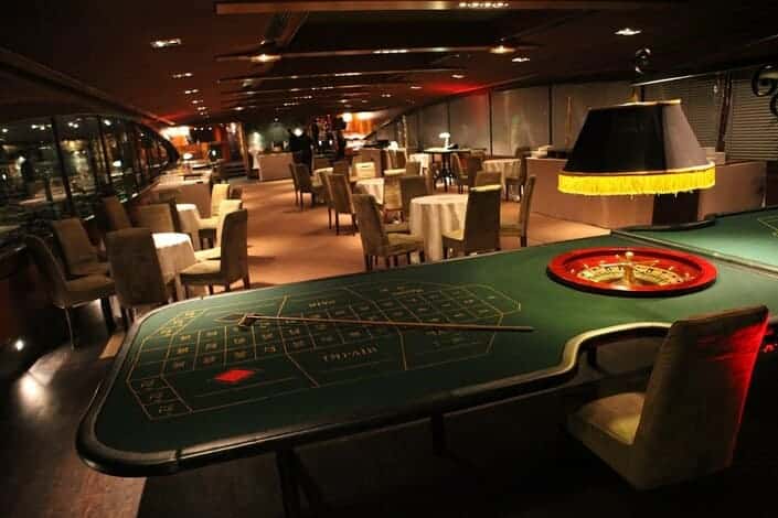 Animation casino à bord d'une péniche
