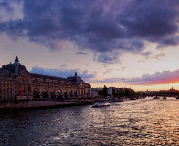 Coucher de soleil sur le Musée d'Orsay sur la Seine