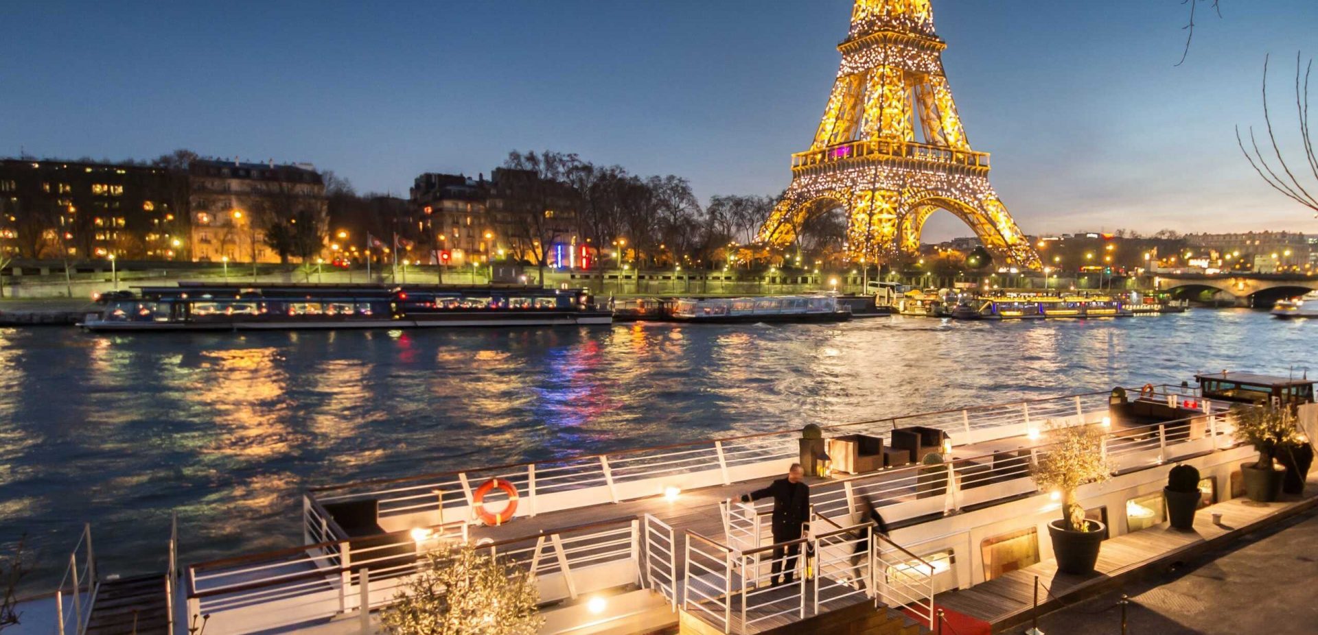 Terrasse du Montebello face à la Tour Eiffel illuminée