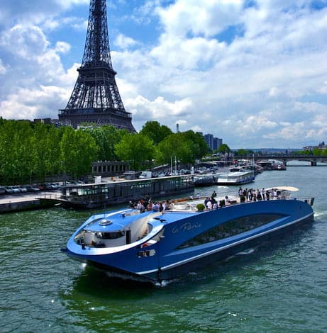 Le Paris en navigation face à la Tour Eiffel