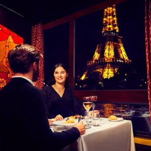 Couple face à la Tour Eiffel