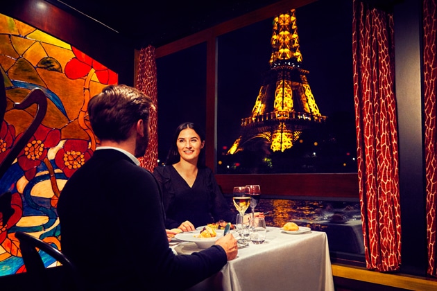 Couple face à la Tour Eiffel