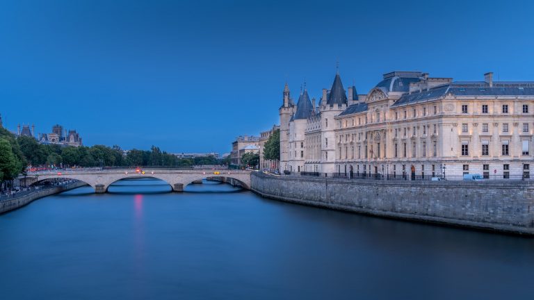 Vue sur la conciergerie à Paris