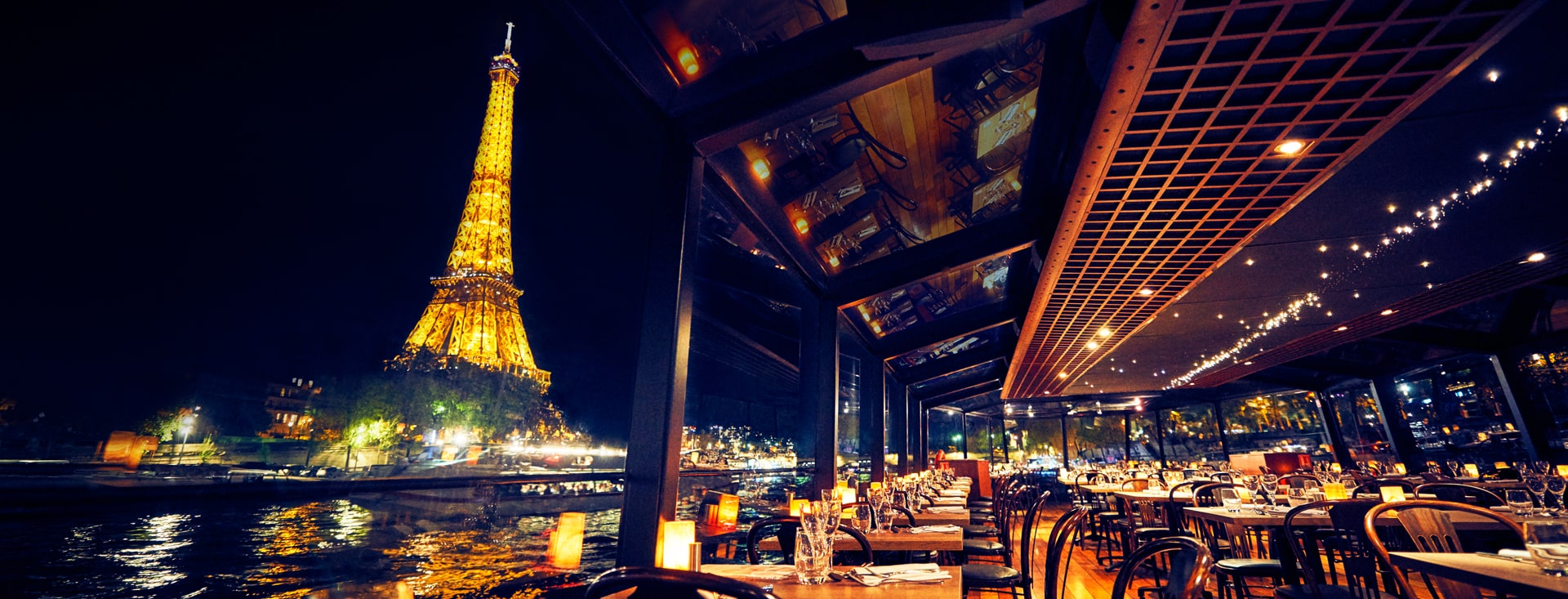 Vue du Grand Pavois vide de nuit sur la Tour Eiffel