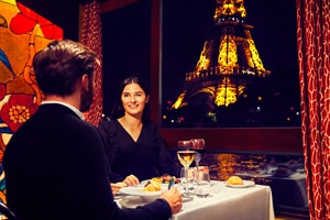 Table dressée à bord du Maxim's
