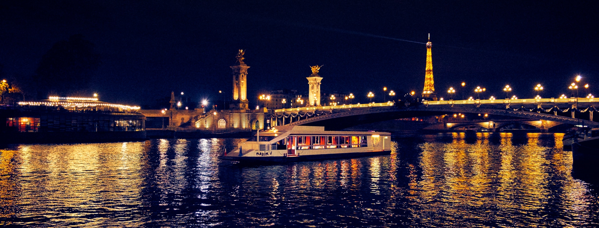 bateau "Maxim's" en navigation de nuit