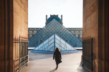 pyramide du louvre à paris