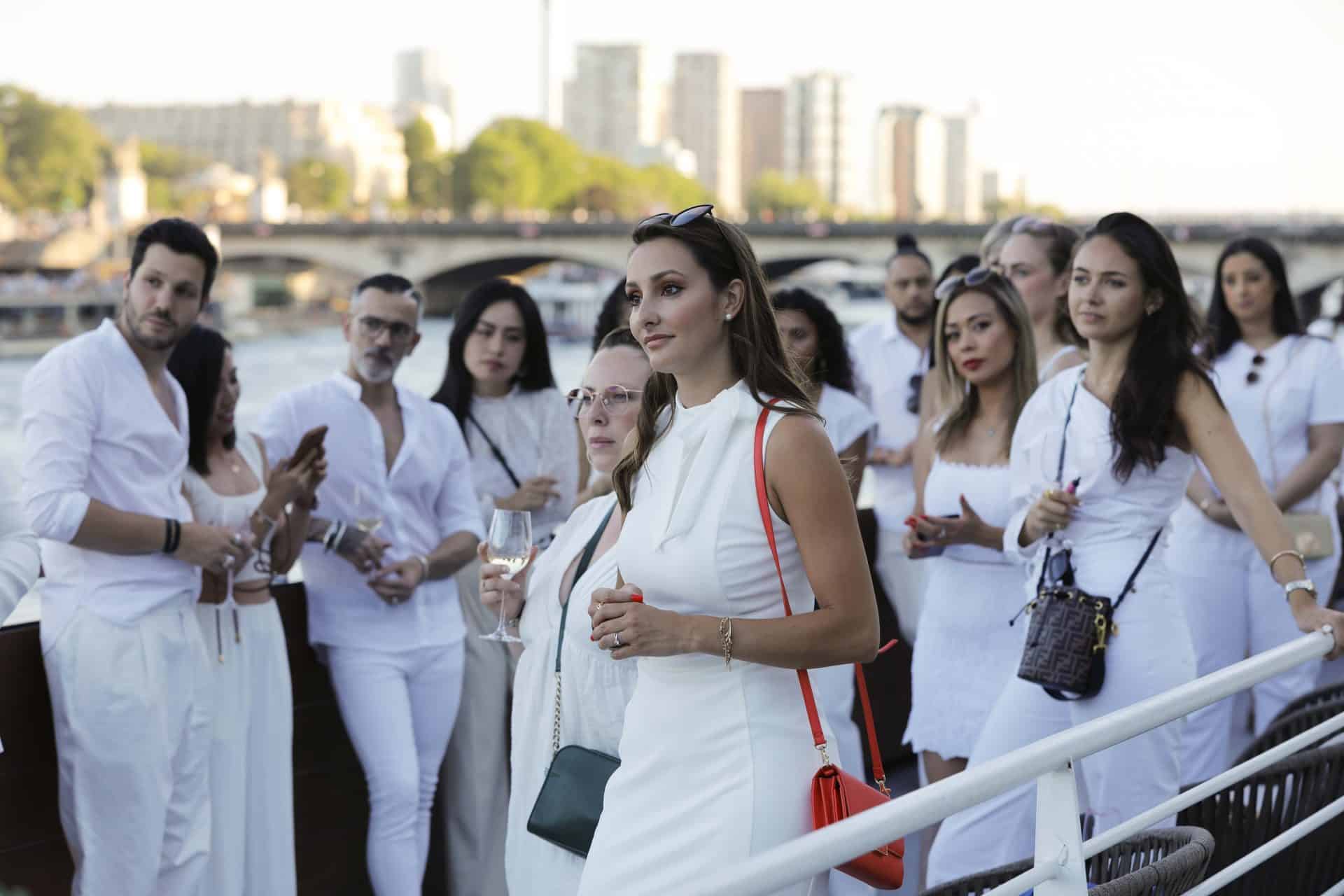 Afterwork d'entreprise sur un bateau à quai