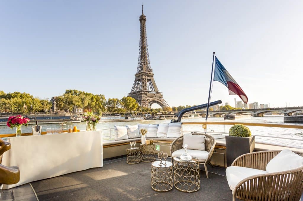 Terrasse bateau vu Tour Eiffel