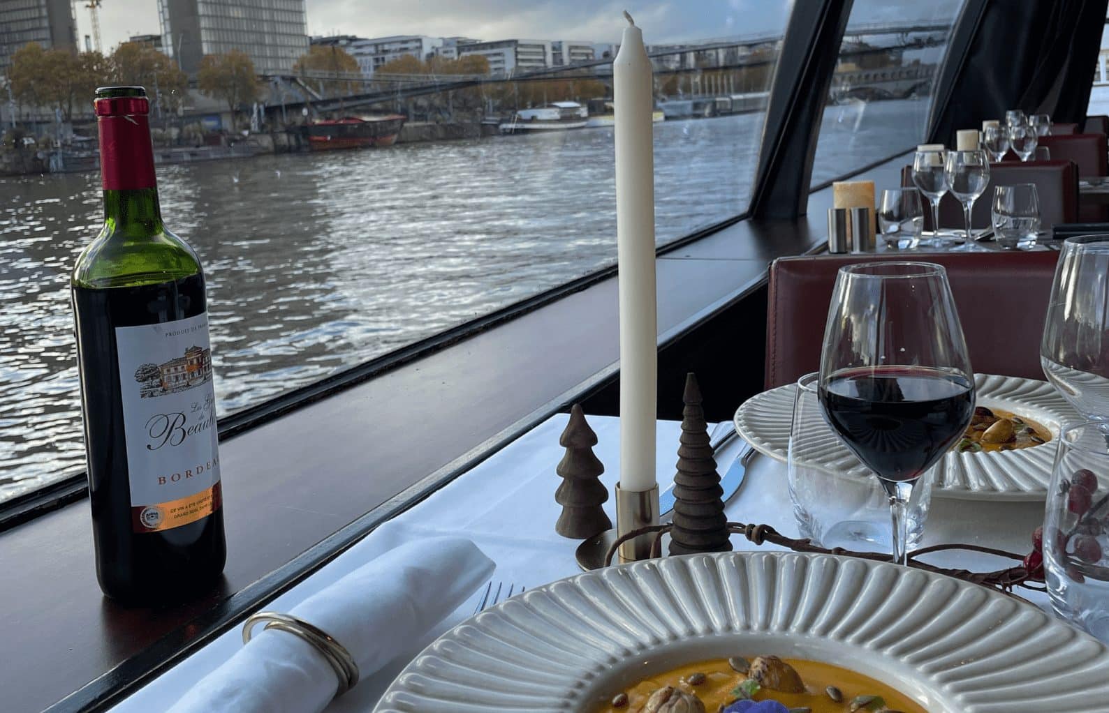 vin-repas-bateau