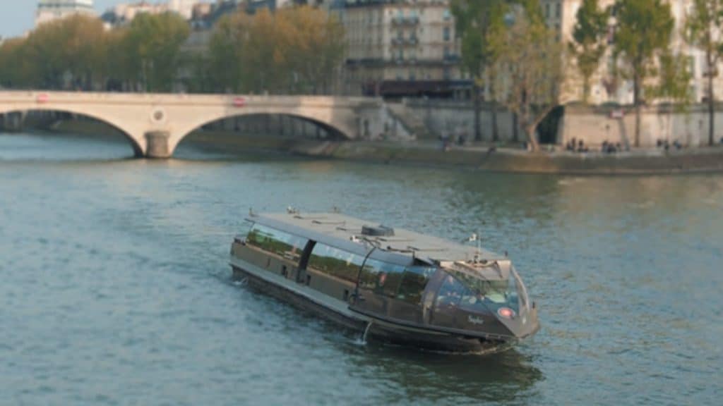 bateau restaurant sur la seine