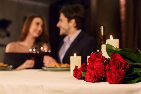 115833711-couple-d-amoureux-dans-un-restaurant-célébrant-la-saint-valentin-dîner-romantique-pour-couple