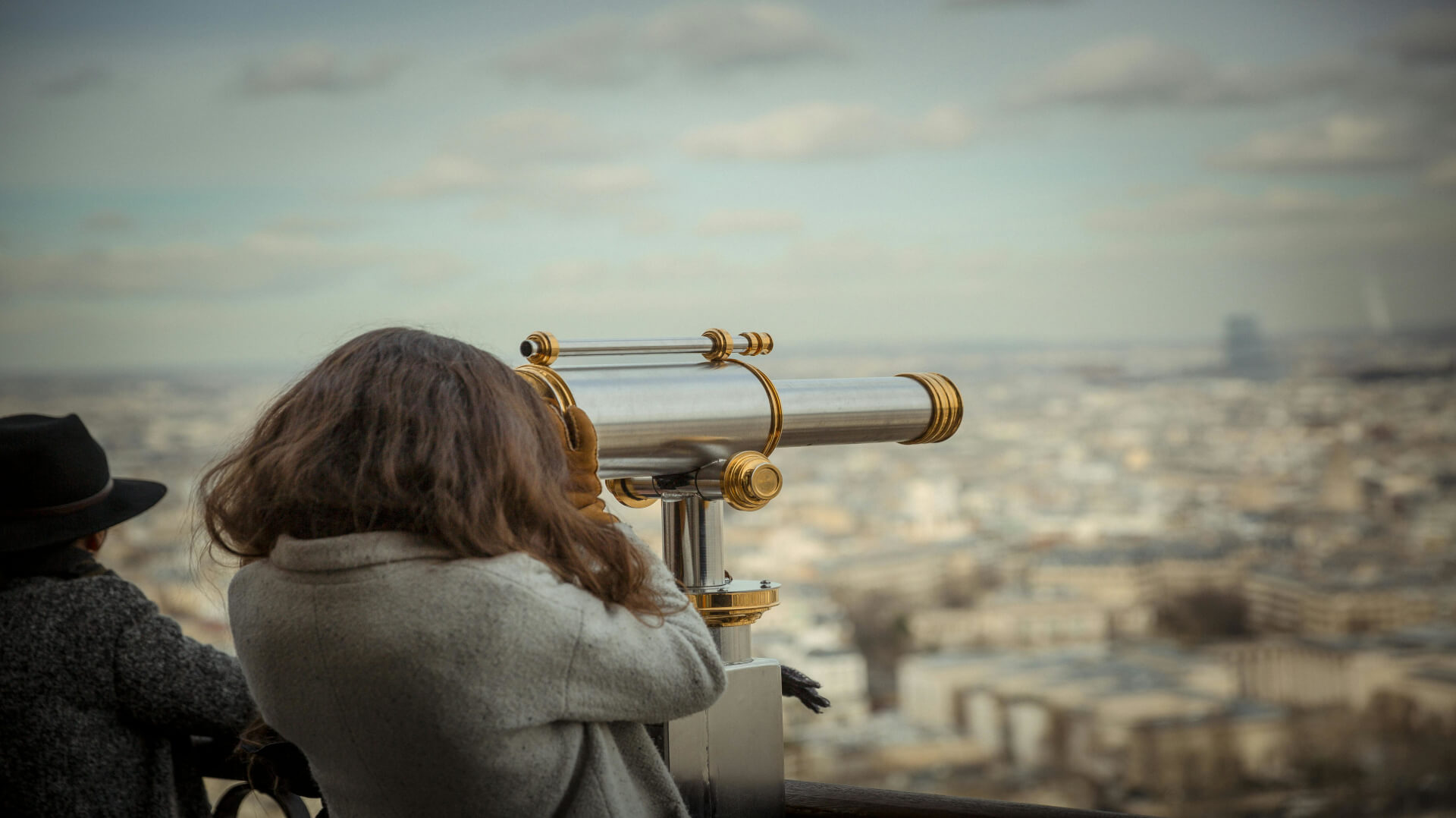 touriste pour visiter paris en un jour